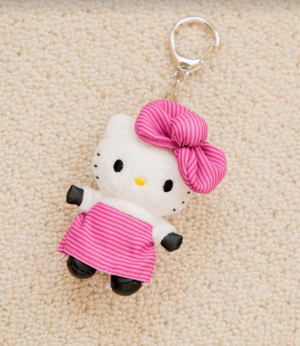 日本SANRIO X ME% LOWRYSFARM 一护新闻系列粉色裙Hello Kitty挂件