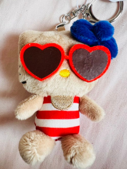 日本SANRIO X ME% LOWRYSFARM 棕皮眼镜Hello Kitty挂件