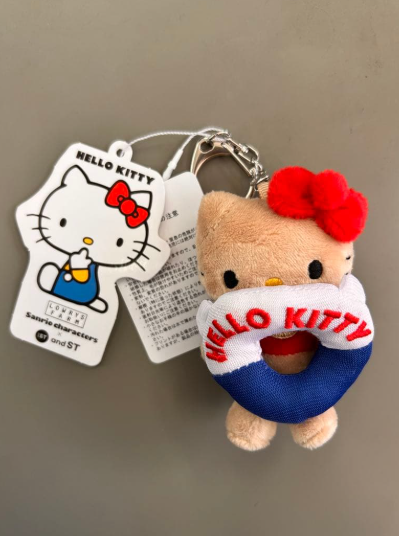 日本SANRIO× ME% LOWRYS FARM HELLO KITTY限定棕手抱游泳圈挂件